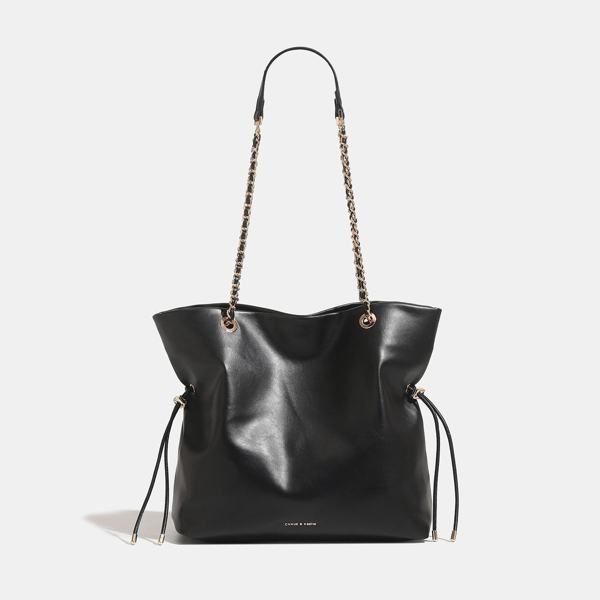 Weich strukturierte Tote-Bag in Lederoptik mit goldfarbenen Schultergriffen aus Kette und Riemen sowie seitlichen Kordelzügen, Vorderansicht