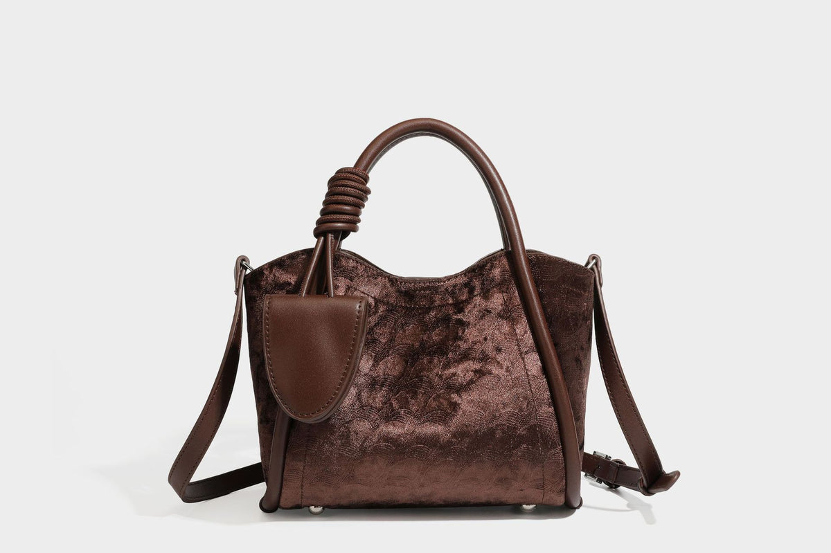 Kleine, strukturierte Henkeltasche mit samtartiger Oberfläche in Braun, geknoteten Henkeln, Fronttasche mit Klappe und abnehmbarem Detail