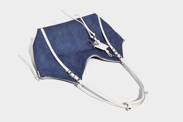 Große, weich fallende Schulter-Tote-Bag aus Canvas in Denim-Optik mit weißen Riemen in Lederoptik, silberfarbenen Schnallenbeschlägen und hängendem