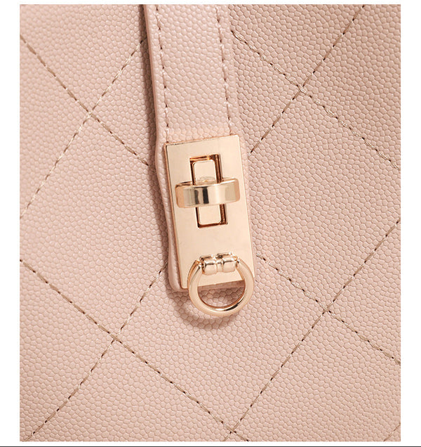 Kleine, formstabile gesteppte Beuteltasche mit Rautensteppung, vorderem Drehverschlussriemen, goldfarbenen Metalldetails und Tragegriff, Detailansicht
