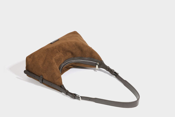 Lässige Hobo-Schultertasche mit matter brauner Wildlederoptik, dunklen glatten Besätzen, Reißverschluss oben und langem, verstellbarem