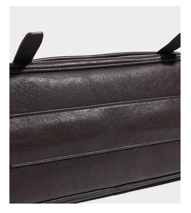 Strukturierte rechteckige Schultertasche mit Überschlag vorne in dunkler Espresso-Lederoptik, mit silberfarbenen Beschlägen und langem