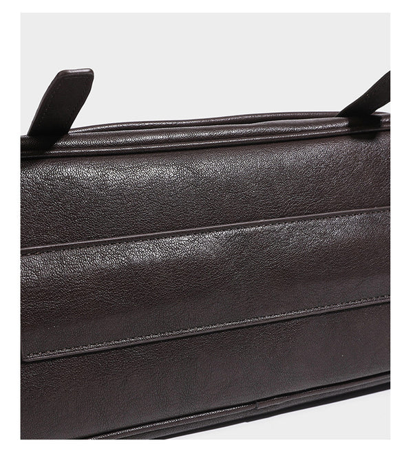 Strukturierte rechteckige Schultertasche mit Überschlag vorne in dunkler Espresso-Lederoptik, mit silberfarbenen Beschlägen und langem