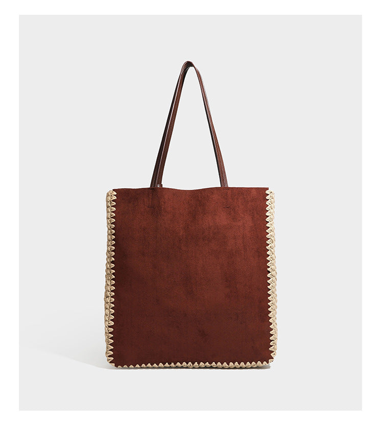 Große matte Tote-Bag in Veloursleder-Optik mit cremefarbenem Randbesatz aus gehäkelter Kordel, langen schmalen Schulterriemen und kleinem abnehmbarem, passendem