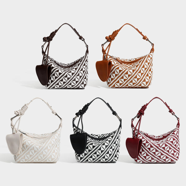 Kleine gewebte Schultertasche mit geometrischem Schwarz-Weiß-Muster, glatten dunkelbraunen Details in Lederoptik, geknotetem verstellbarem Riemen, Seitenansicht