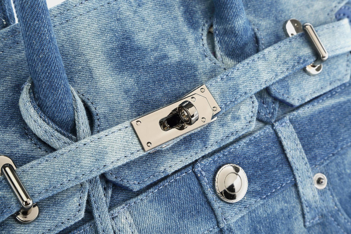 Strukturierte Patchwork-Tasche aus gewaschenem Denim mit gerollten Henkeln, Klappverschluss mit Drehverschluss, aufgesetzten Fronttaschen und, Detailansicht