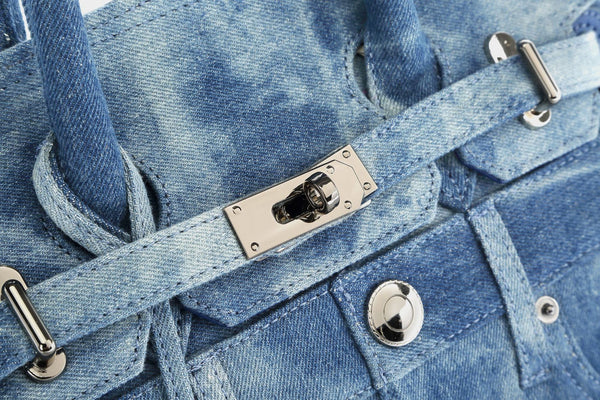 Strukturierte Patchwork-Tasche aus gewaschenem Denim mit gerollten Henkeln, Klappverschluss mit Drehverschluss, aufgesetzten Fronttaschen und, Detailansicht