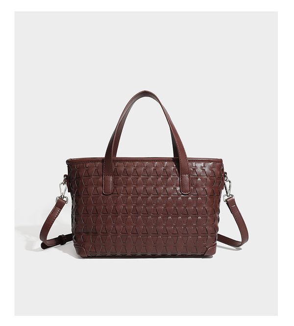 Strukturierte Tote-Bag in Dunkelbraun mit gewebter Reliefstruktur in Lederoptik, zwei Tragegriffen, abnehmbarem Crossbody-Riemen und rund