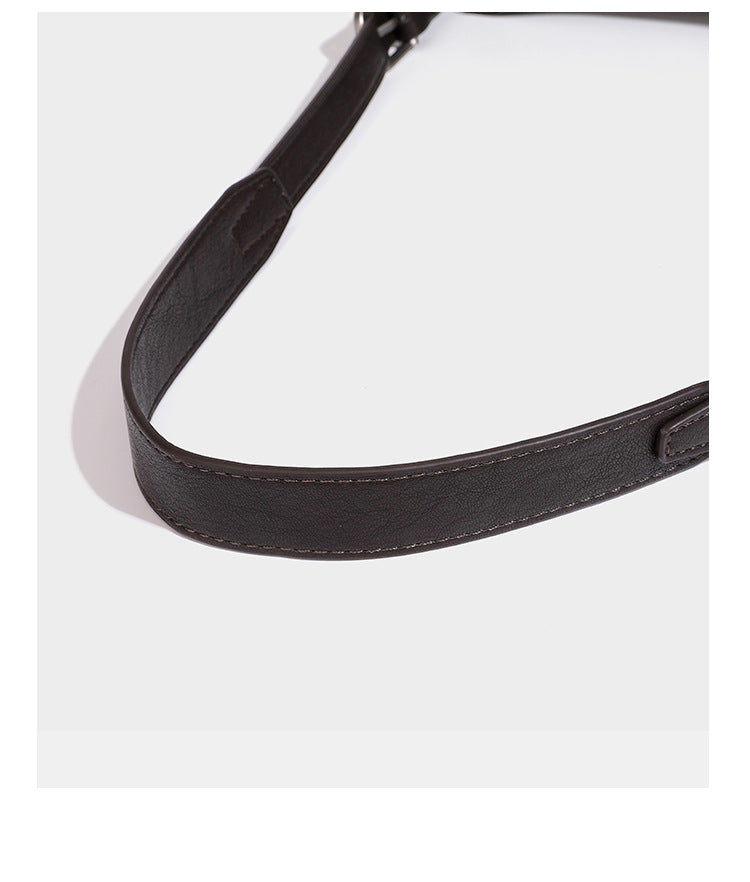 Weich fallende, geräumige Schulter- und Crossbody-Tasche in Lederoptik mit vorderer Klappentasche, Reißverschluss oben und langem verstellbarem Riemen