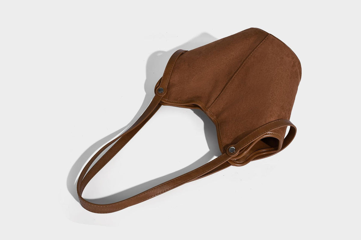 Dunkelbraune matte Hobo-Schultertasche in Velourslederoptik mit geschwungener, oben offener Silhouette, zwei Schulterriemen und abnehmbarem