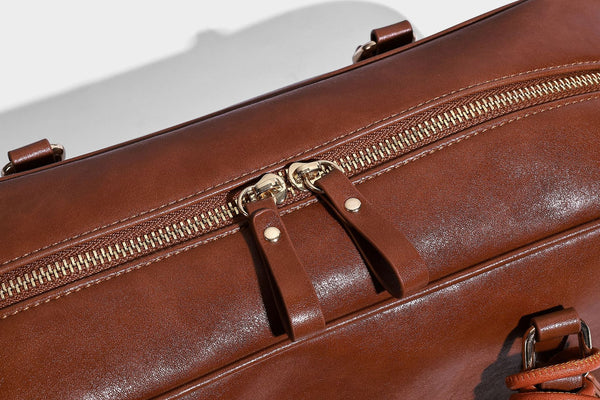 Strukturierte Boston-Schultertasche in glänzender Lederoptik mit zwei langen Trageriemen, Reißverschluss oben, goldfarbenen Beschlägen und zwei