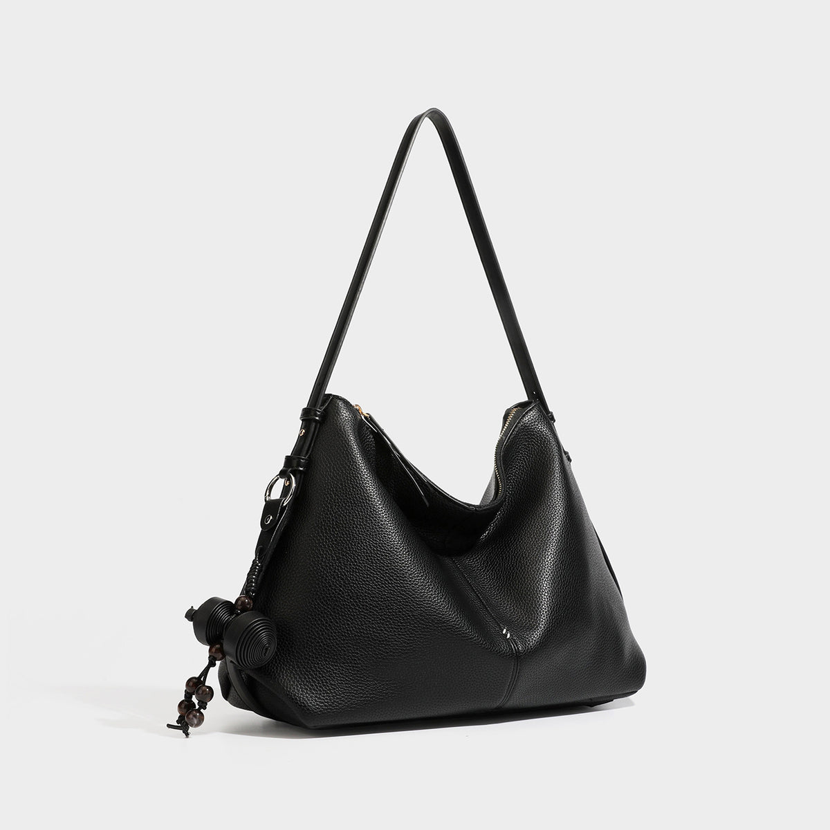Weiche Hobo-Schultertasche mit genarbter Lederoptik, Reißverschluss oben, goldfarbenen Beschlägen und herabhängendem Perlenanhänger