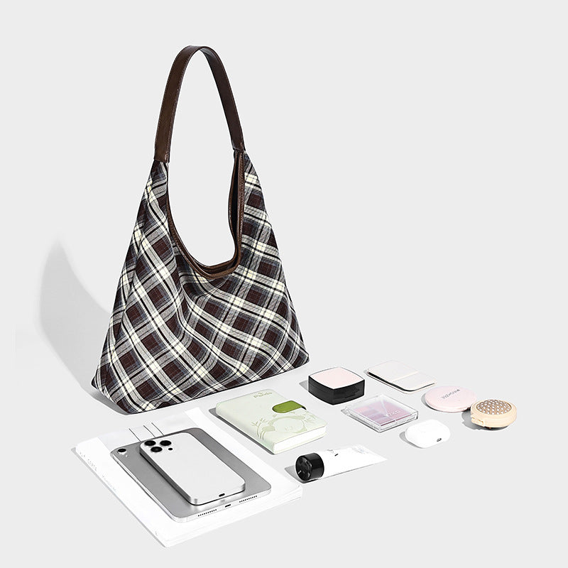 Lässige Hobo-Schultertasche in Karomuster aus Dunkelbraun, Creme und Grau mit dunkelbraunem Besatz in Lederoptik und einem langen Schulterriemen