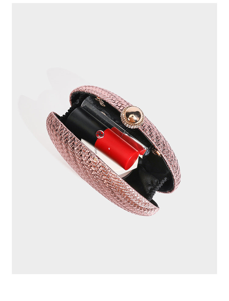 Kleine ovale Clutch aus metallisch glänzendem Flechtmaterial mit juwelenbesetztem Bügelverschluss in Goldoptik und abnehmbarem Kettenriemen, Detailansicht 7