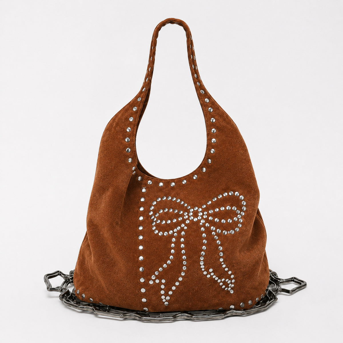 Oversize-Hobo-Schultertasche in schwarzer Velourslederoptik mit silberfarbenen Rundnieten und großem, mit Nieten besetztem Schleifenmotiv auf der Vorderseite, Detailansicht