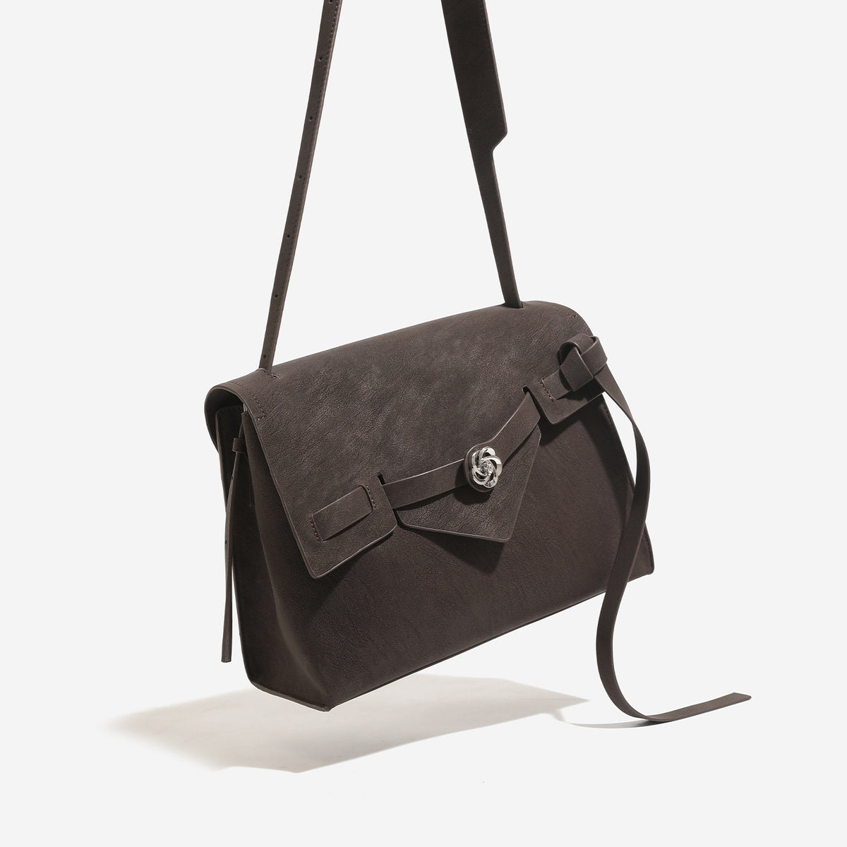 Strukturierte, rechteckige Satchel-Tasche mit Klappe, floralem Metall-Drehverschluss und verstellbarem Crossbody-Riemen aus mattem, strukturiertem