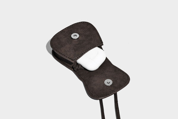 Lässig fallende Hobo-Schultertasche aus geflochtenem Material mit Korbgeflecht-Optik, angesetztem Mini-Täschchen vorne und verstellbarem Knotenträger, Detailansicht