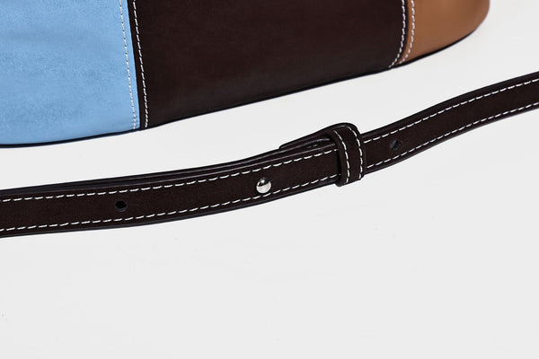 Weich fallende Patchwork-Bucket-Schultertasche mit Einsätzen in Dunkelbraun, Cognac, Senfgelb, Olivgrün, Rot und Hellblau sowie Kontrastnähten