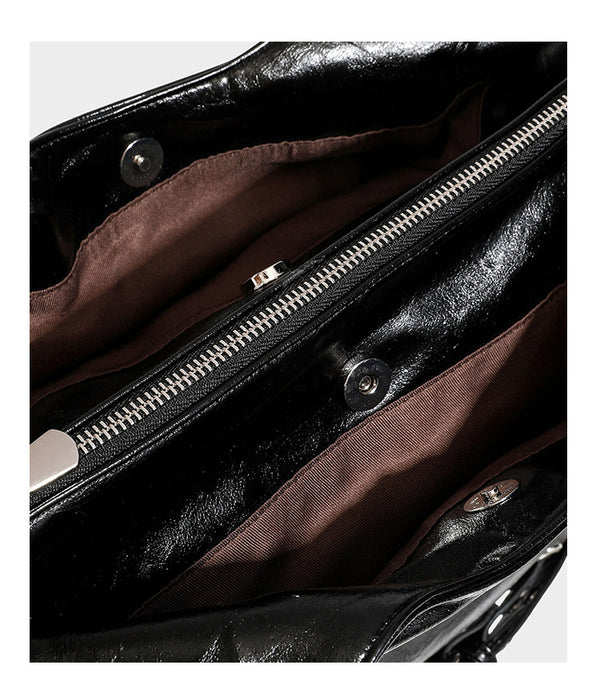 Große glänzende schwarze Hobo-Schultertasche mit silberfarbenem Ösen-Gürtelboden, Schnallenbeschlägen, vorderer Reißverschlusstasche und zwei …; Detailansicht