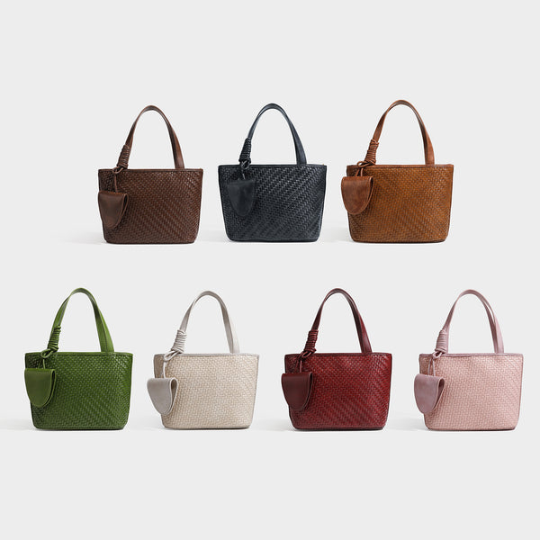 Strukturierte Tote-Bag mit Webstruktur in Braun und goldfarbenen Beschlägen, mit Seil umwickelten Tragegriffen, kleiner Fronttasche sowie, Detailansicht