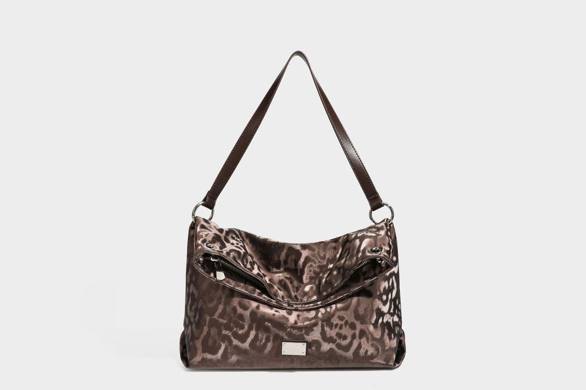 Locker fallende Hobo-Schultertasche mit Leopardenprint, glänzender Satinoptik, silberfarbenen Ringdetails und schmalem Schulterriemen