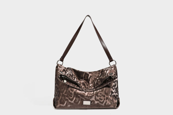 Locker fallende Hobo-Schultertasche mit Leopardenprint, glänzender Satinoptik, silberfarbenen Ringdetails und schmalem Schulterriemen