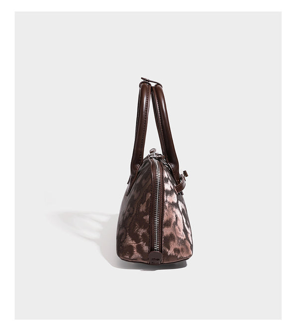 Strukturierte Henkeltasche mit tonal abgestimmtem Leopardenprint, Besatz in Lederoptik, gerollten Henkeln, vorderem Drehverschluss und