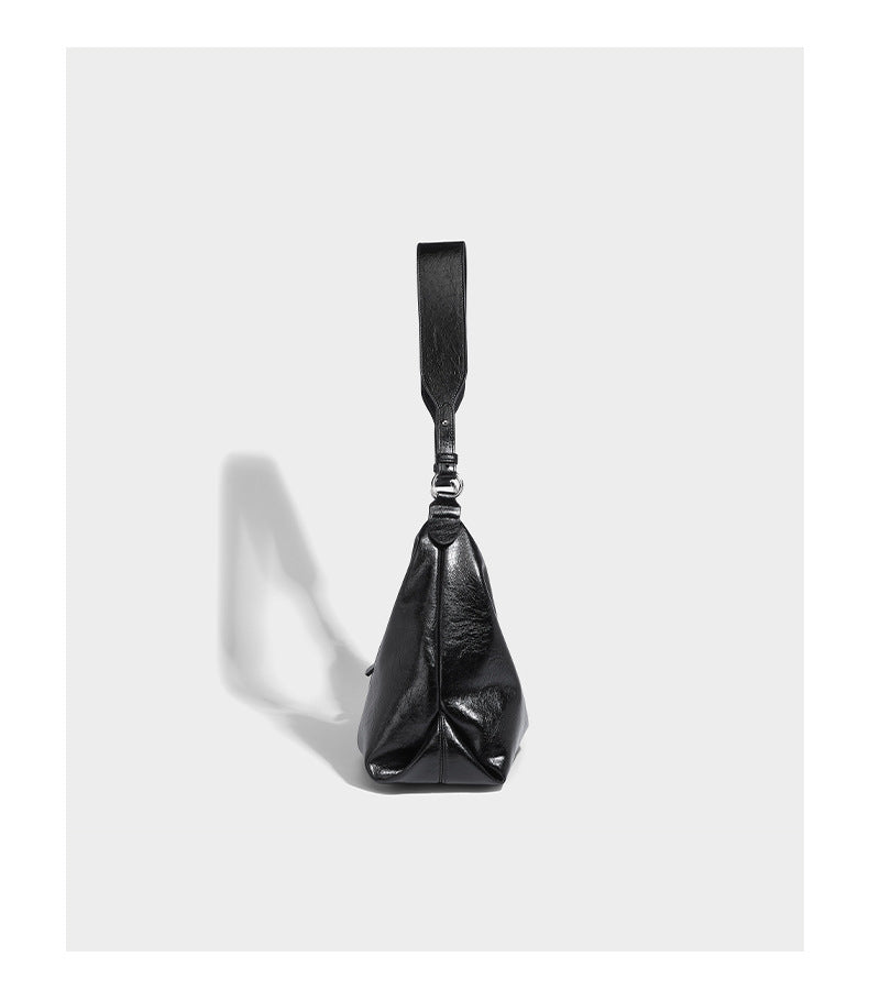 Weiche Hobo-Schultertasche mit glänzender Crinkle-Oberfläche, Reißverschluss oben und verstellbarem Riemen, Detailansicht 10