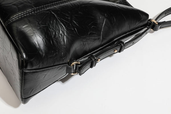 Große, lässig fallende Hobo-Schultertasche in glänzender, geknautschter Lederoptik mit goldfarbenen Beschlägen und langem, verstellbarem Riemen