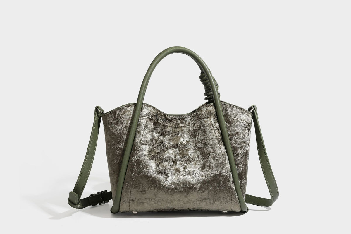 Kleine strukturierte Henkeltasche mit Samtstruktur in Braun, geknoteten Henkeln, einer vorderen Überschlagtasche und abnehmbarem, Detail