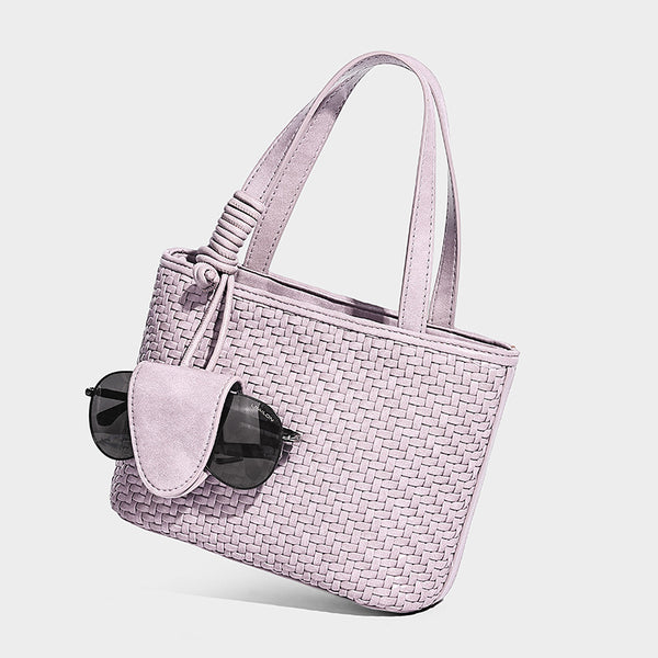 Kleine, strukturierte Tote-Bag aus geflochtener Lederoptik mit geknoteten Tragegriffen, abnehmbarem Schulterriemen und hängendem Mini-Frontdetail