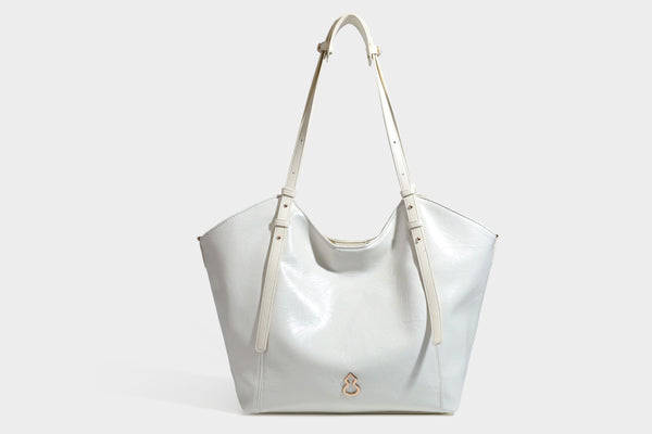Große, glänzende Tote-Bag aus schwarzem Lederimitat mit geknitterter Optik, lässig fallender Trapezsilhouette, zwei Schulterriemen und goldfarbenen