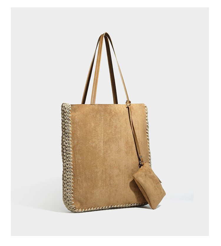 Große matte Tote-Bag in Veloursleder-Optik mit cremefarbenem Randbesatz aus gehäkelter Kordel, langen schmalen Schulterriemen und kleinem abnehmbarem, passendem