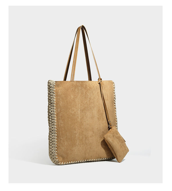 Große matte Tote-Bag in Veloursleder-Optik mit cremefarbenem Randbesatz aus gehäkelter Kordel, langen schmalen Schulterriemen und kleinem abnehmbarem, passendem