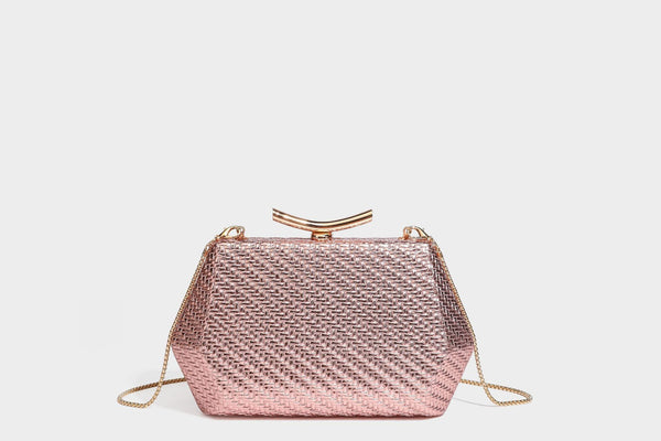 Kleine, strukturierte Clutch aus metallischem Flechtmaterial mit goldfarbenem Bügelverschluss und abnehmbarem Kettenriemen, Detailansicht 22