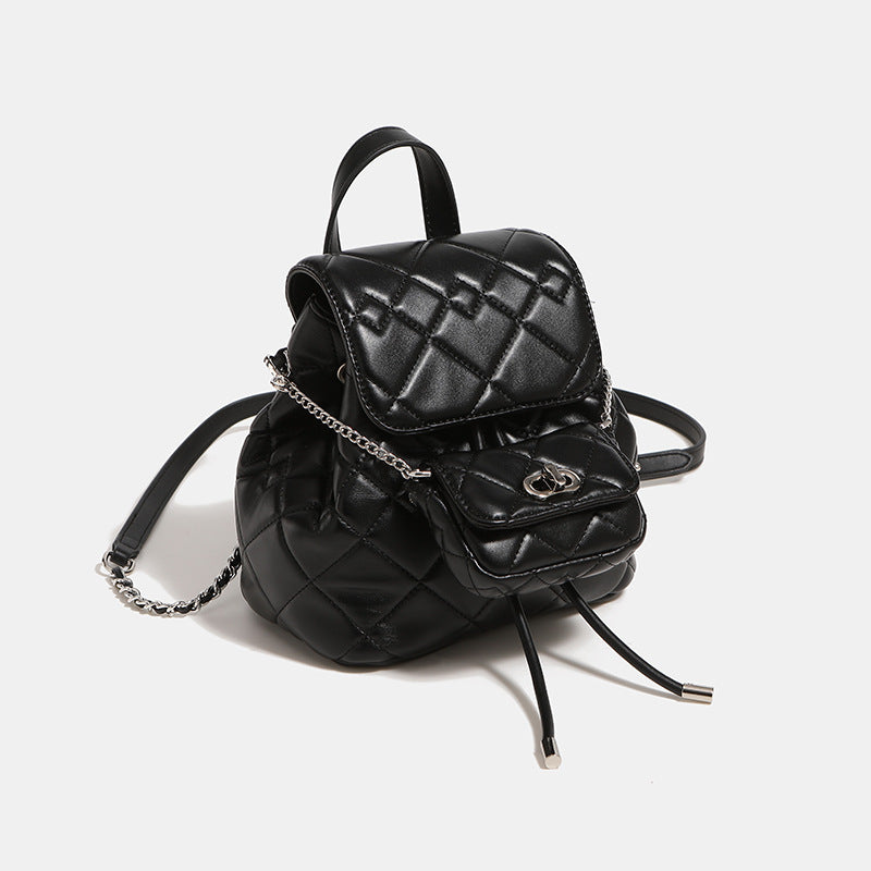 Kleiner gesteppter Rucksack in Lederoptik mit Rautensteppung, silberfarbenem Kettenelement, Vordertasche mit Drehverschluss und