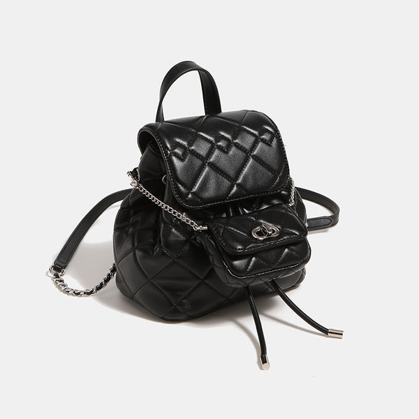 Kleiner gesteppter Rucksack in Lederoptik mit Rautensteppung, silberfarbenem Kettenelement, Vordertasche mit Drehverschluss und
