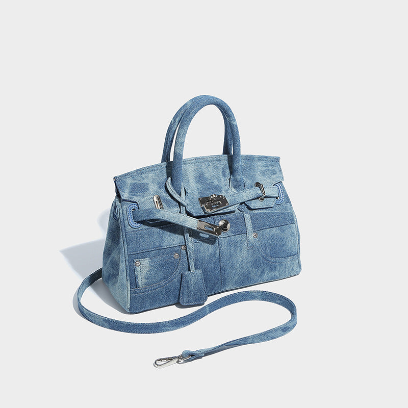 Strukturierte Satchel aus gewaschenem Denim im Patchwork-Design mit gerollten Tragegriffen, Überschlag mit Drehverschluss, aufgesetzten Vordertaschen und, Detail