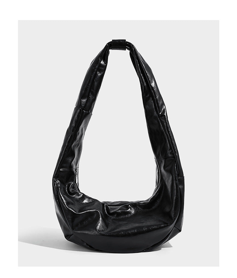 Schwarze glänzende, lässig fallende Hobo-Tasche in Halbmondform mit breitem integriertem Schulterriemen und silberfarbenem Reißverschluss, Detailansicht 7