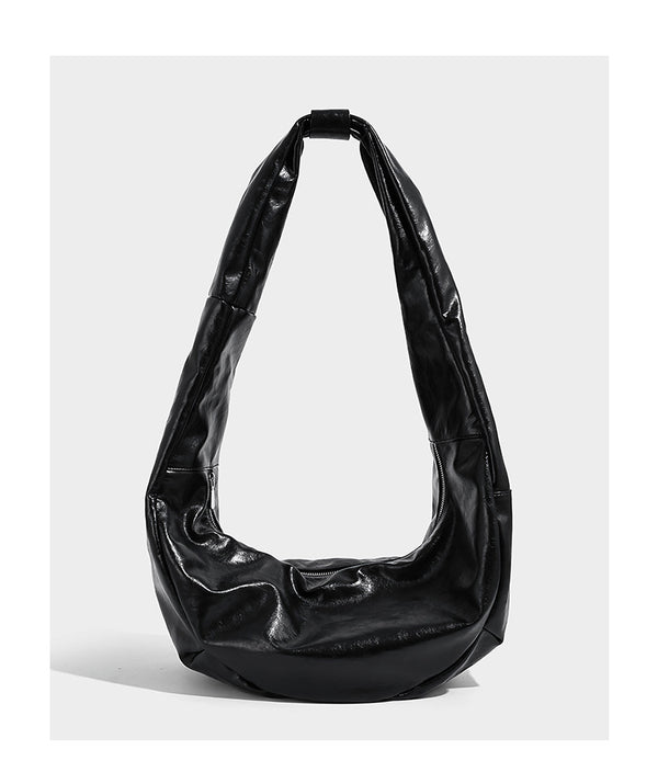 Schwarze glänzende, lässig fallende Hobo-Tasche in Halbmondform mit breitem integriertem Schulterriemen und silberfarbenem Reißverschluss, Detailansicht 7