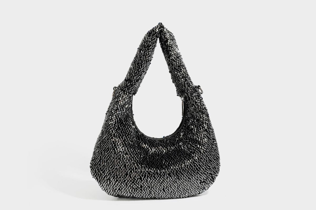 Lässig drapierte, tropfenförmige Hobo-Schultertasche mit durchgehendem Metallic-Paillettenbesatz und silberfarbenen Metalldetails, Detailansicht 35