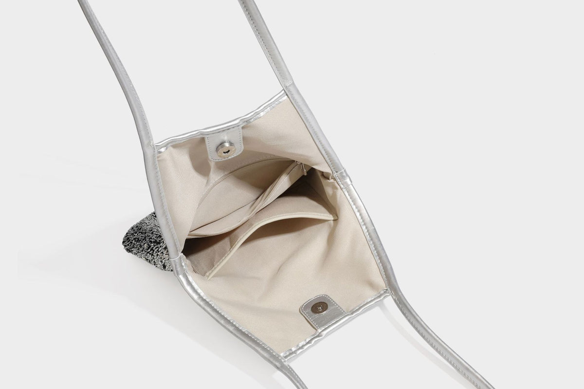 Kleine Pailletten-Schultertasche im Tote-Stil mit langem Metallic-Riemen und trapezförmiger Silhouette, Detailansicht 49