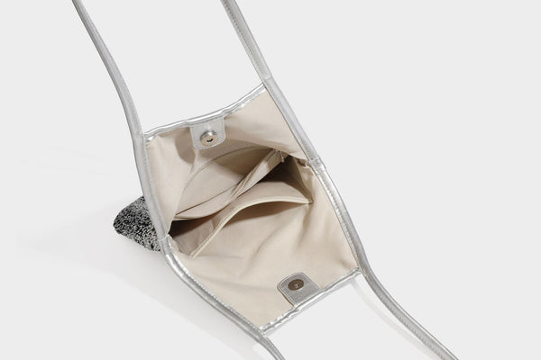 Kleine Pailletten-Schultertasche im Tote-Stil mit langem Metallic-Riemen und trapezförmiger Silhouette, Detailansicht 49