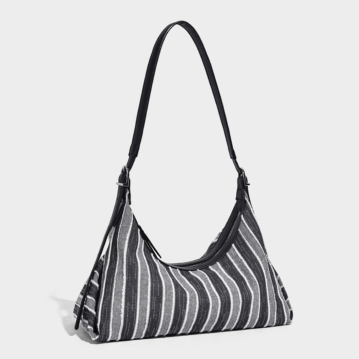 Lässig fallende, gestreifte Hobo-Tasche aus Webmaterial mit kontrastierendem cremefarbenem Besatz, Reißverschluss oben und verstellbarem Riemen mit silberfarbener Schnalle, Detailansicht