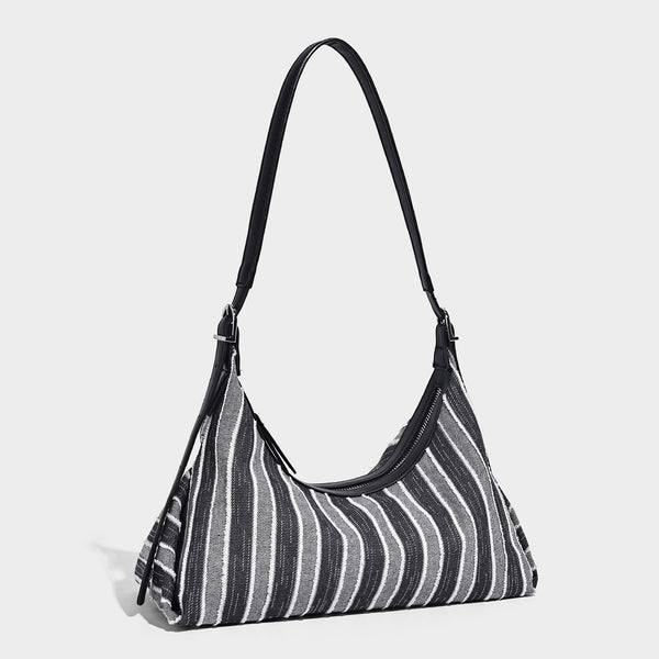 Lässig fallende, gestreifte Hobo-Tasche aus Webmaterial mit kontrastierendem cremefarbenem Besatz, Reißverschluss oben und verstellbarem Riemen mit silberfarbener Schnalle, Detailansicht