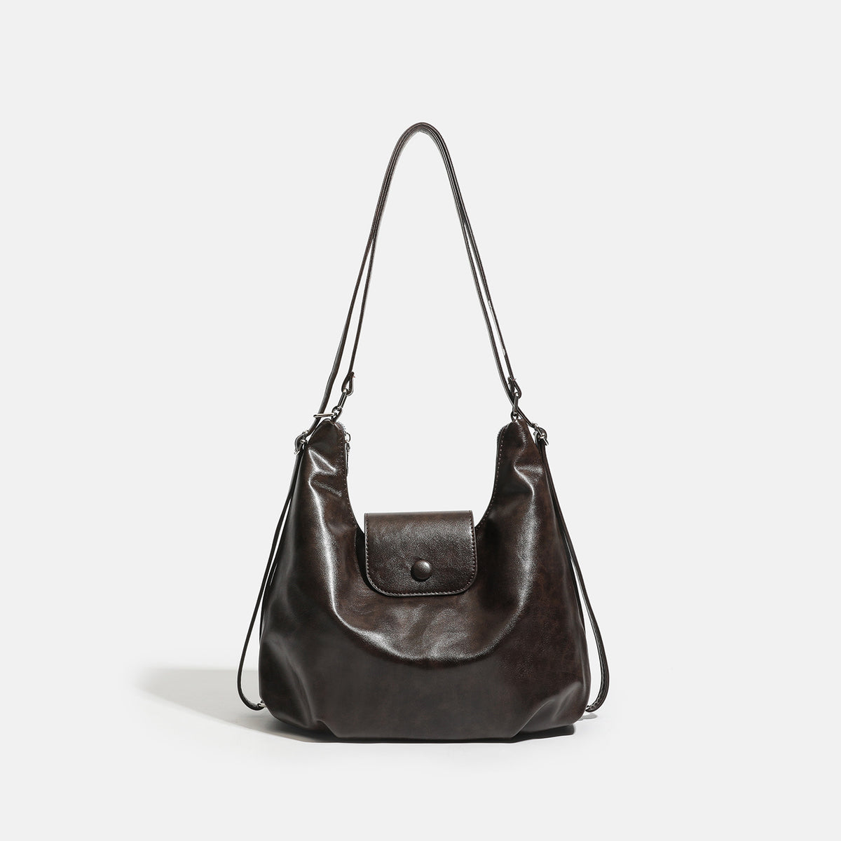 Lässig fallende Hobo-Schultertasche in glänzender Lederoptik mit vorderer Klappentasche und Druckknopf sowie silberfarbenen Metallbeschlägen, Detailansicht 7