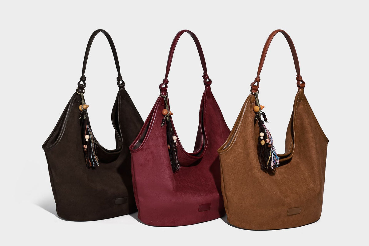 Lässig fallende matte Hobo-Schultertasche in Wildlederoptik mit offenem oberen Rand und optionalem Quasten- und Perlenanhänger, Detailansicht 31