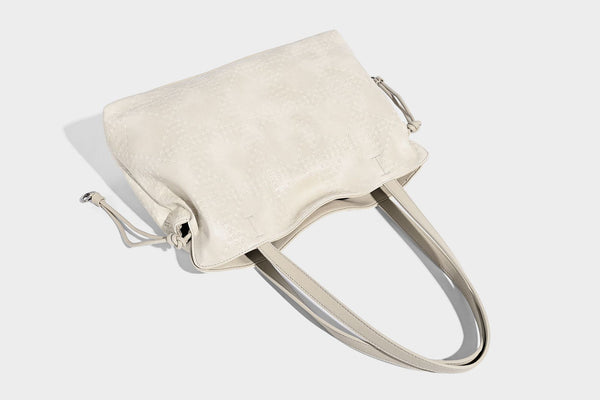 Große Schultertasche in Cremeweiß in Lederoptik mit geprägter Oberfläche, zwei langen Trägern, seitlicher Kordelraffung und abnehmbarem