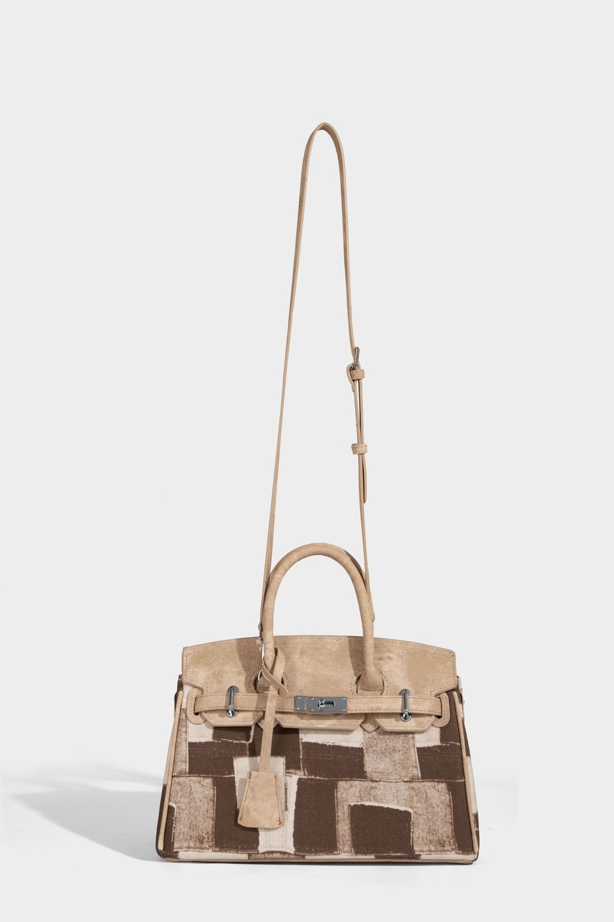 Strukturierte Patchwork-Handtasche mit zwei Tragegriffen, Klappe mit Drehverschluss und silberfarbenen Beschlägen, Detailansicht 15