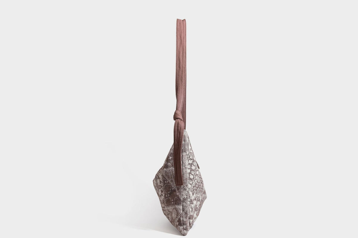 Weich fallende Hobo-Schultertasche aus Canvas mit botanischem Print, langem geknotetem Riemen und Reißverschluss oben, Detailansicht 38
